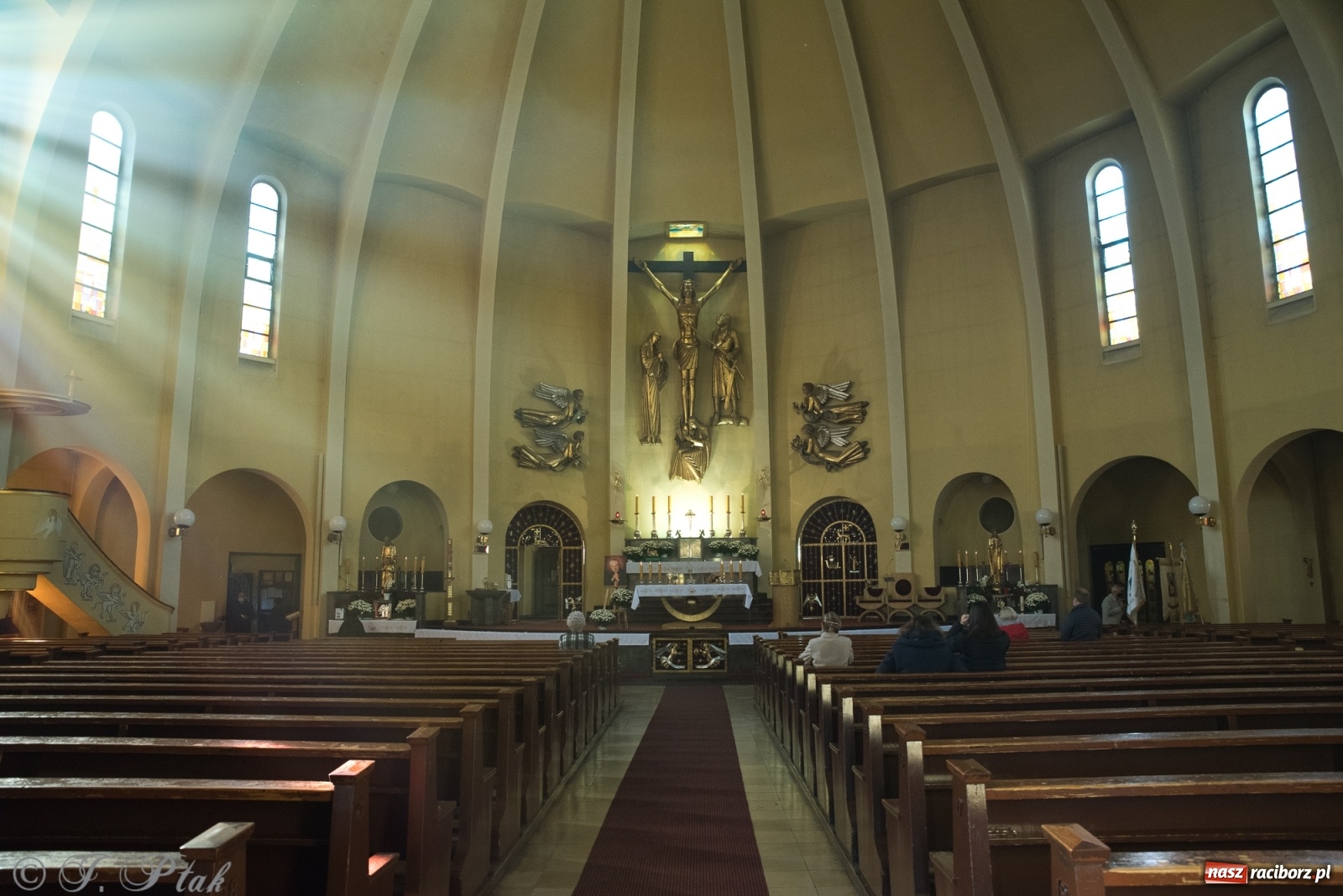 Zdjęcie w galerii na portalu naszraciborz.pl: Do kościoła Najświętszego Serca Pana Jezusa wprowadzono relikwie wiadomości z regionu