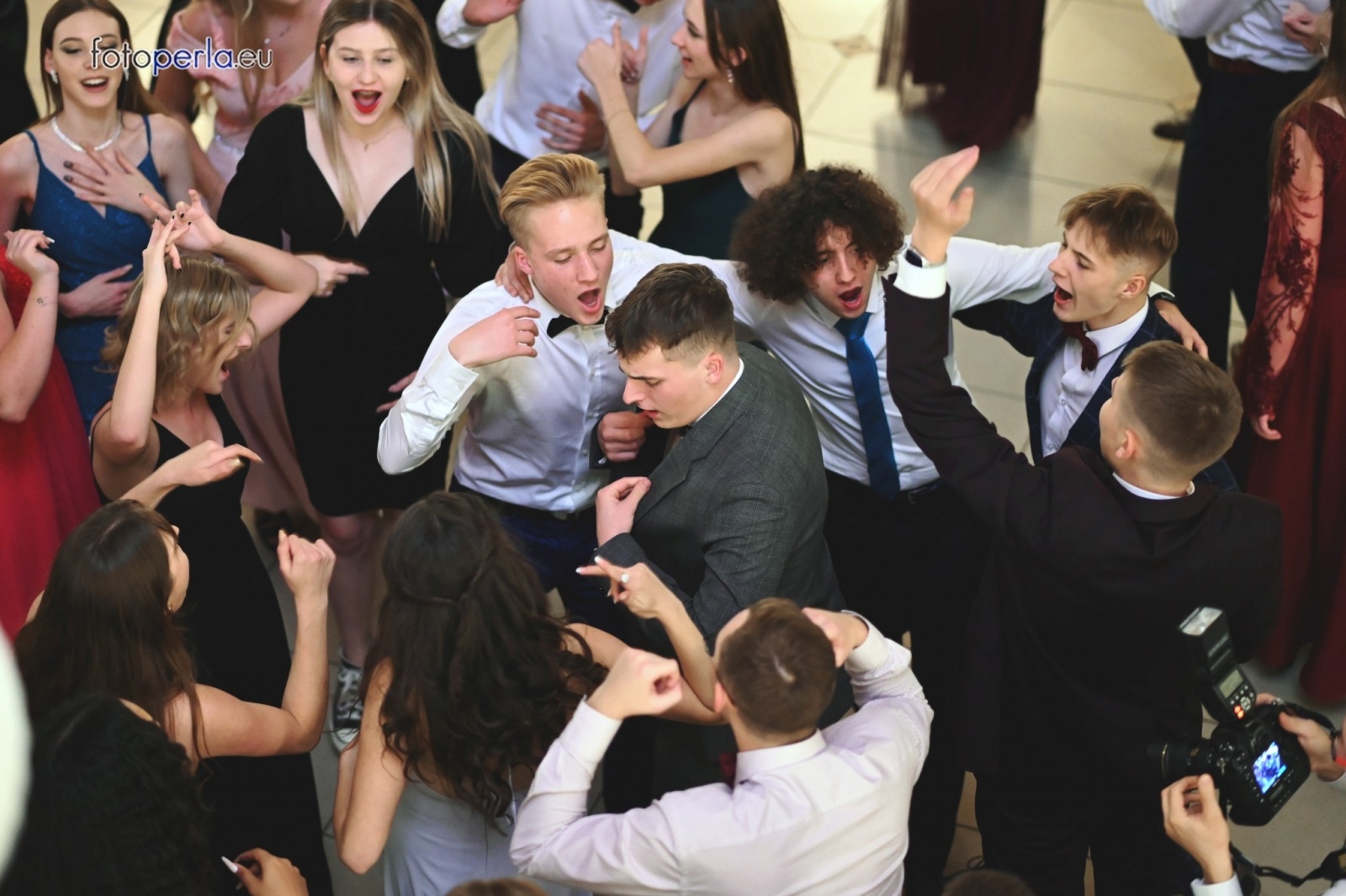 Zdjęcie w galerii na portalu naszraciborz.pl: To była niezapomniana noc. Studniówka II LO po polonezach wiadomości z regionu