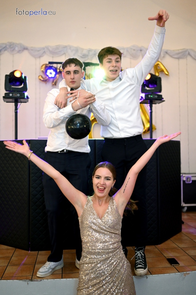 Zdjęcie w galerii na portalu naszraciborz.pl: To była niezapomniana noc. Studniówka II LO po polonezach wiadomości z regionu