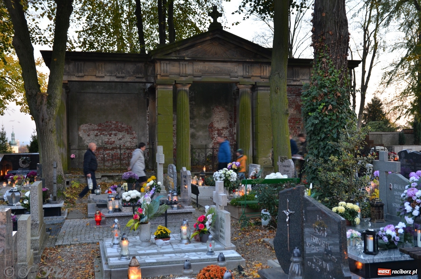 Zdjęcie w galerii na portalu naszraciborz.pl: Jeruzalem w wigilię Wszystkich Świętych. 1 listopada Ocicka przy cmentarzu będzie zamknięta wiadomości z regionu