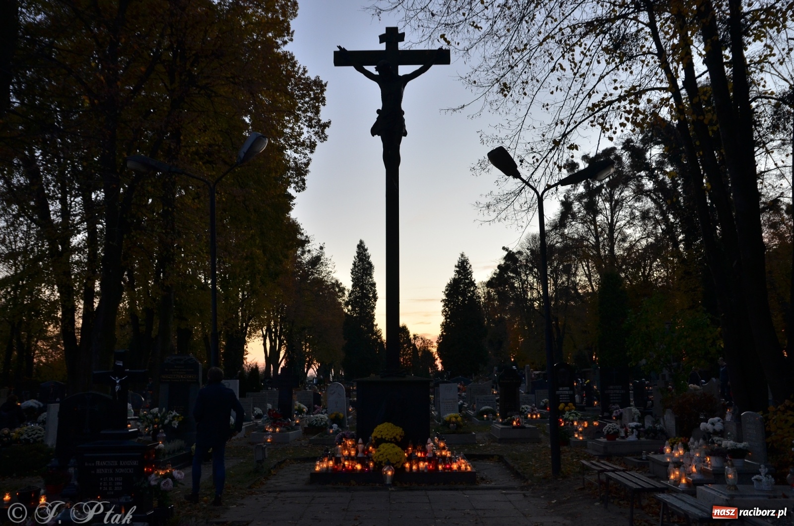 Zdjęcie w galerii na portalu naszraciborz.pl: Jeruzalem w wigilię Wszystkich Świętych. 1 listopada Ocicka przy cmentarzu będzie zamknięta wiadomości z regionu