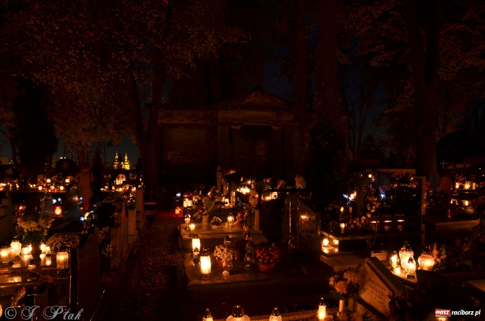 Zdjęcie w galerii na portalu naszraciborz.pl: Jeruzalem w wigilię Wszystkich Świętych. 1 listopada Ocicka przy cmentarzu będzie zamknięta wiadomości z regionu