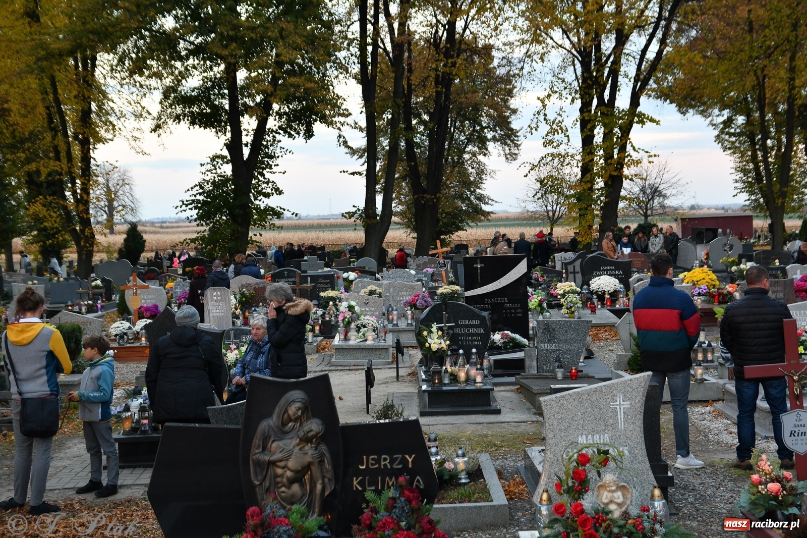 Zdjęcie w galerii na portalu naszraciborz.pl: Procesja na Wszystkich Świętych na cmentarzu Jeruzalem [WIDEO] wiadomości z regionu