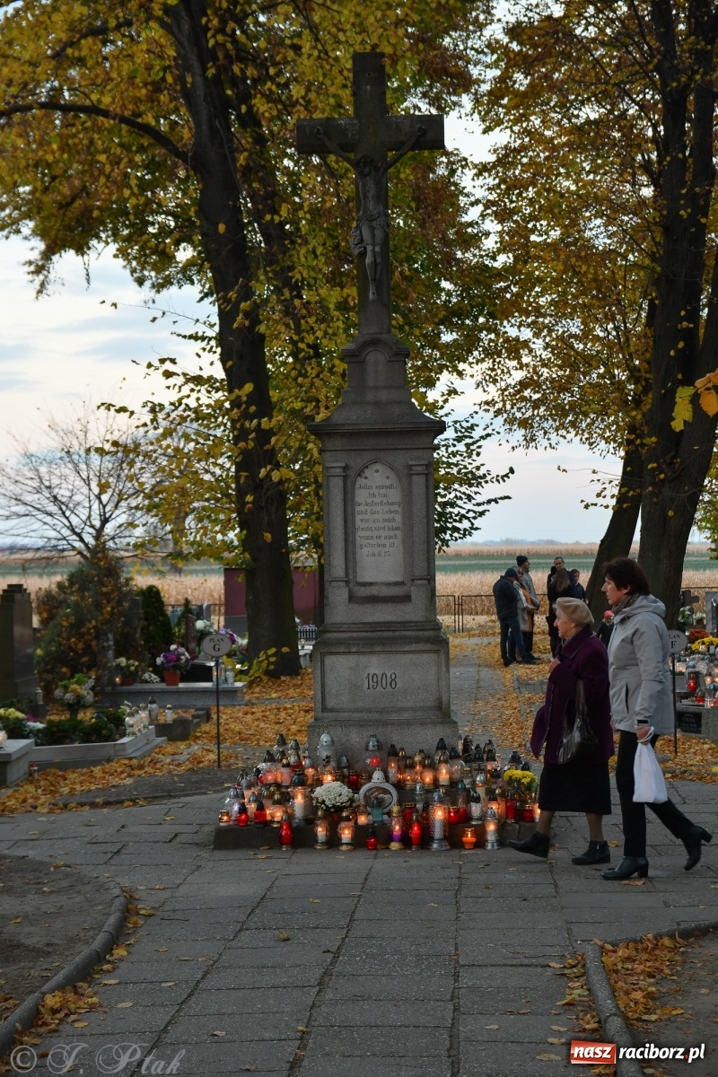 Zdjęcie w galerii na portalu naszraciborz.pl: Procesja na Wszystkich Świętych na cmentarzu Jeruzalem [WIDEO] wiadomości z regionu