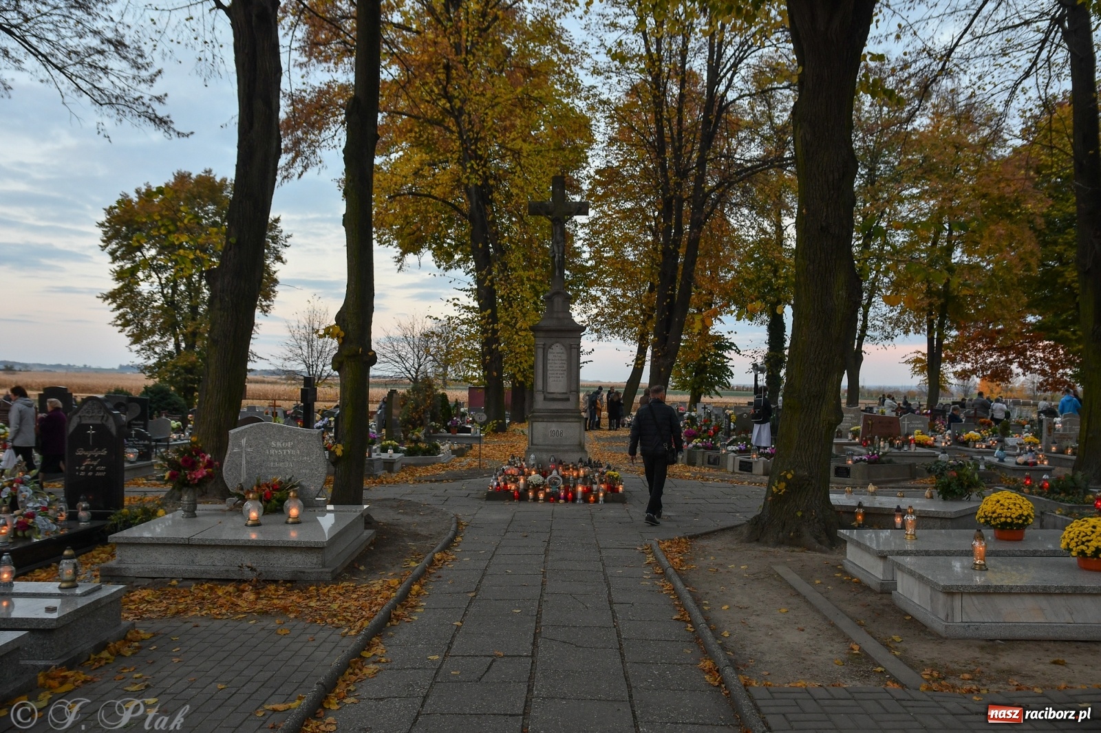 Zdjęcie w galerii na portalu naszraciborz.pl: Procesja na Wszystkich Świętych na cmentarzu Jeruzalem [WIDEO] wiadomości z regionu
