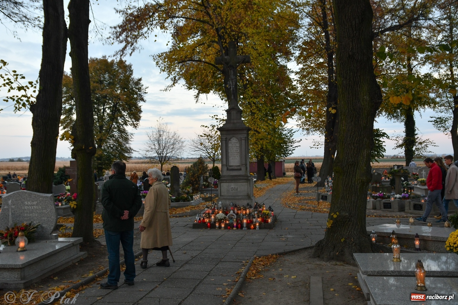 Zdjęcie w galerii na portalu naszraciborz.pl: Procesja na Wszystkich Świętych na cmentarzu Jeruzalem [WIDEO] wiadomości z regionu