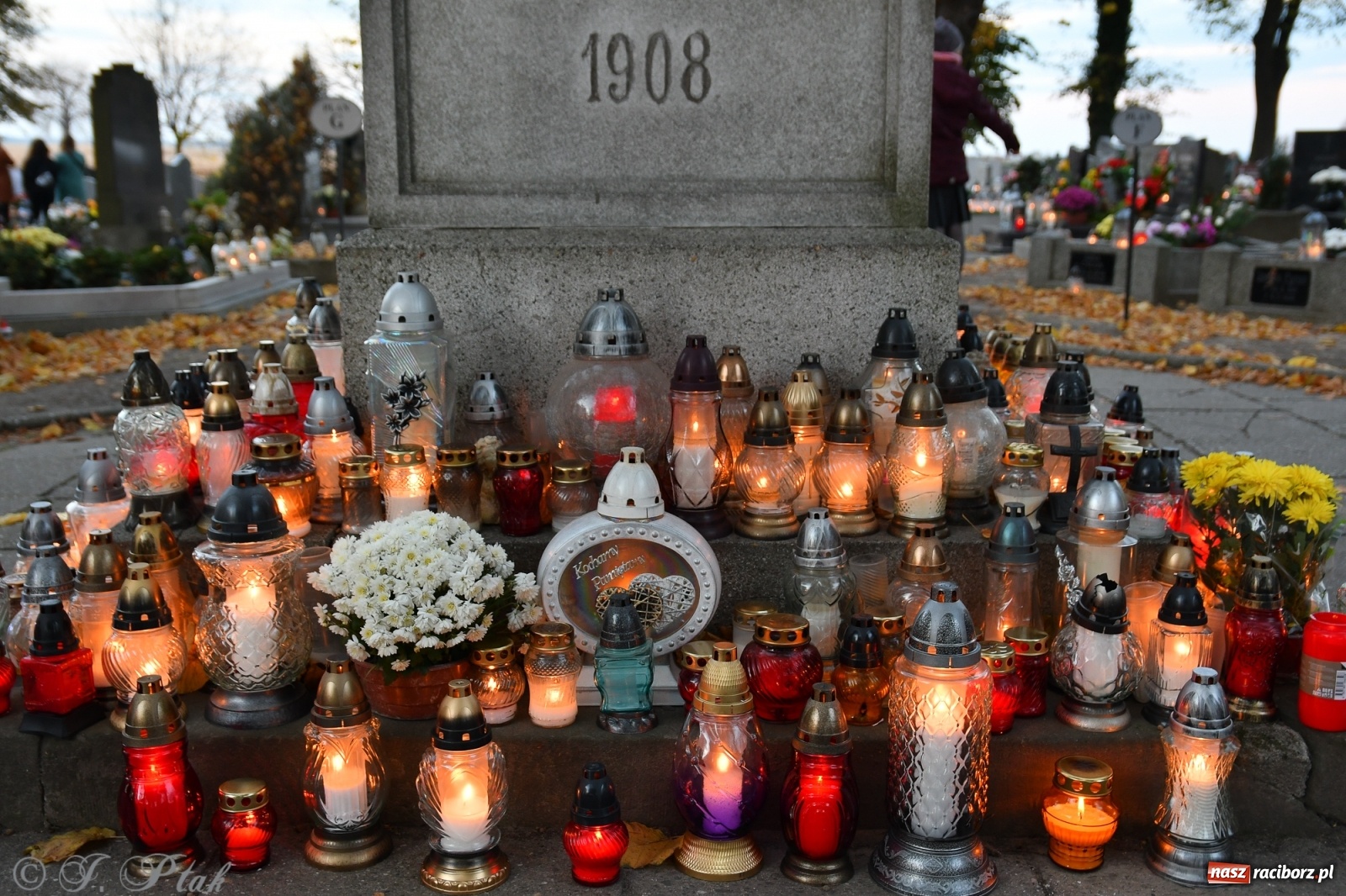 Zdjęcie w galerii na portalu naszraciborz.pl: Procesja na Wszystkich Świętych na cmentarzu Jeruzalem [WIDEO] wiadomości z regionu