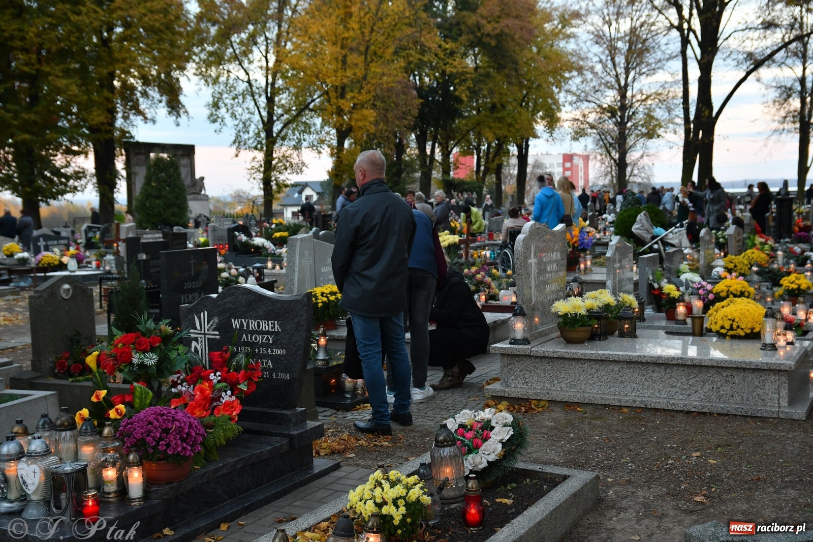 Zdjęcie w galerii na portalu naszraciborz.pl: Procesja na Wszystkich Świętych na cmentarzu Jeruzalem [WIDEO] wiadomości z regionu