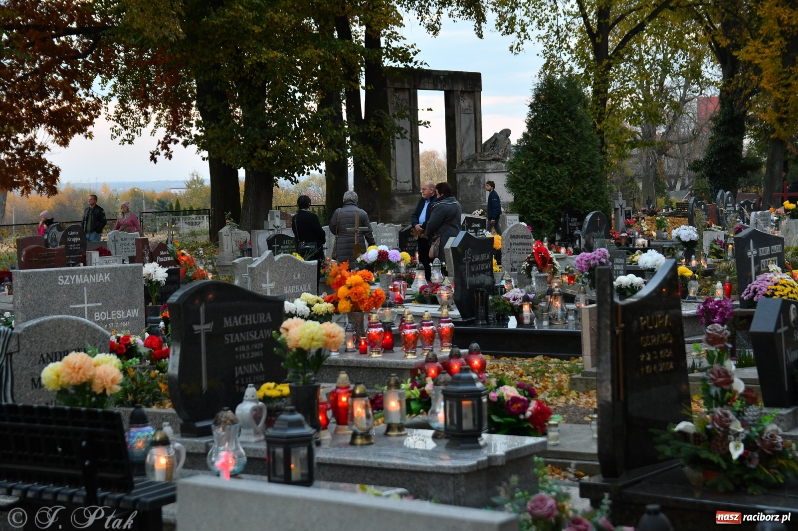 Zdjęcie w galerii na portalu naszraciborz.pl: Procesja na Wszystkich Świętych na cmentarzu Jeruzalem [WIDEO] wiadomości z regionu