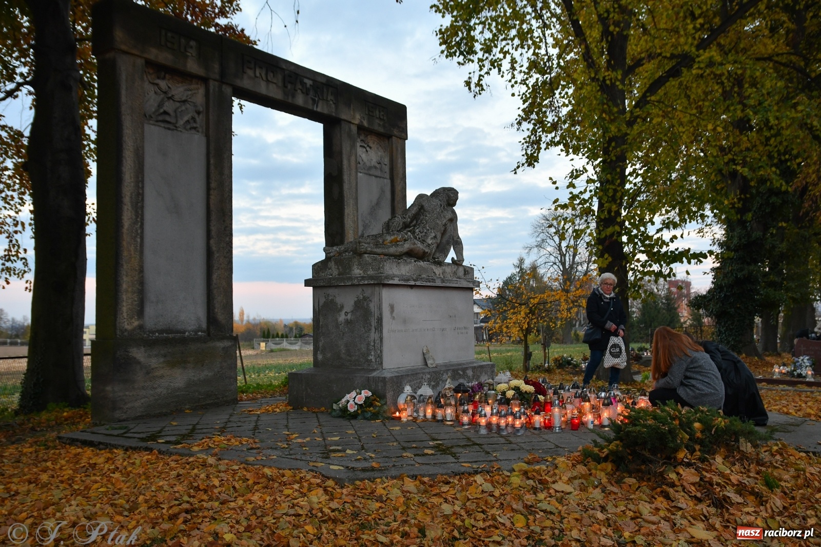 Zdjęcie w galerii na portalu naszraciborz.pl: Procesja na Wszystkich Świętych na cmentarzu Jeruzalem [WIDEO] wiadomości z regionu