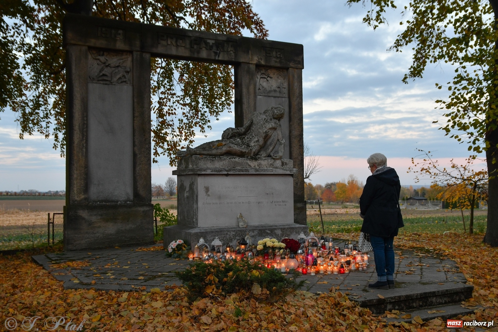 Zdjęcie w galerii na portalu naszraciborz.pl: Procesja na Wszystkich Świętych na cmentarzu Jeruzalem [WIDEO] wiadomości z regionu
