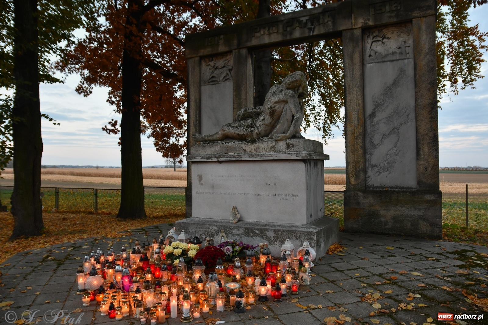 Zdjęcie w galerii na portalu naszraciborz.pl: Procesja na Wszystkich Świętych na cmentarzu Jeruzalem [WIDEO] wiadomości z regionu