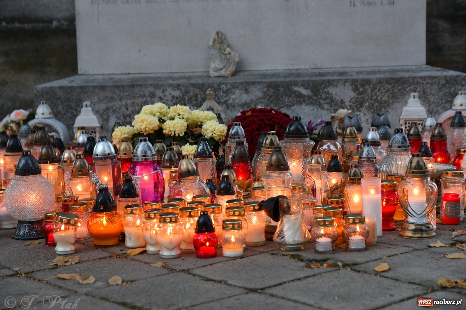 Zdjęcie w galerii na portalu naszraciborz.pl: Procesja na Wszystkich Świętych na cmentarzu Jeruzalem [WIDEO] wiadomości z regionu