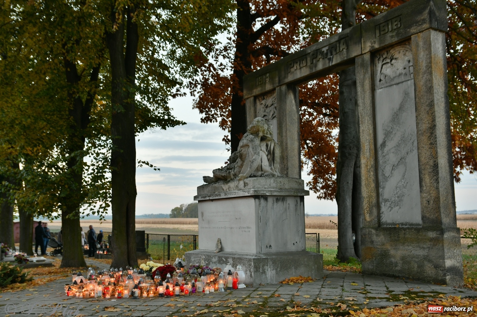 Zdjęcie w galerii na portalu naszraciborz.pl: Procesja na Wszystkich Świętych na cmentarzu Jeruzalem [WIDEO] wiadomości z regionu