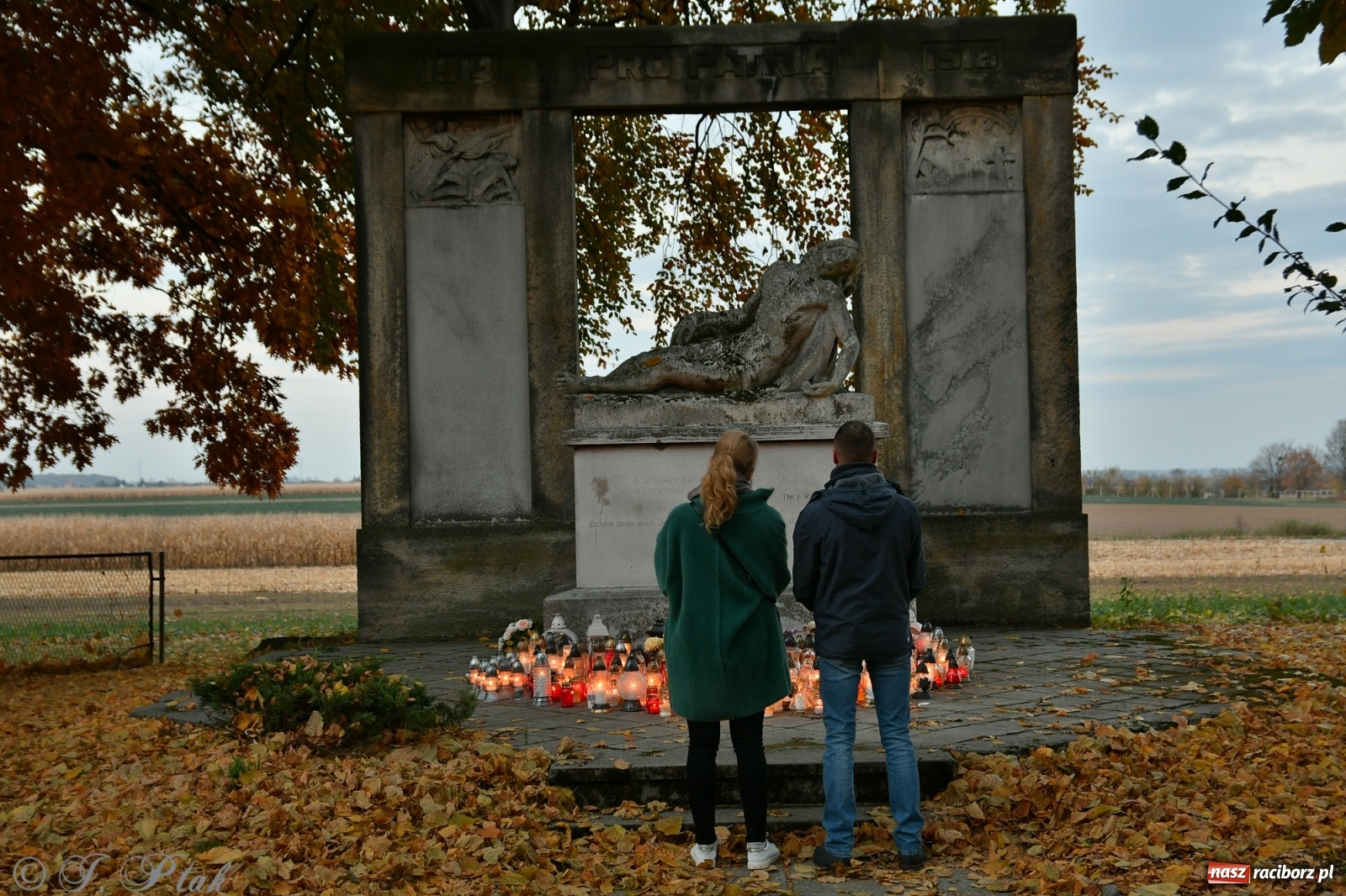 Zdjęcie w galerii na portalu naszraciborz.pl: Procesja na Wszystkich Świętych na cmentarzu Jeruzalem [WIDEO] wiadomości z regionu