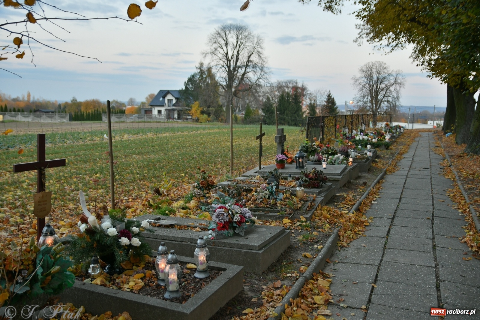 Zdjęcie w galerii na portalu naszraciborz.pl: Procesja na Wszystkich Świętych na cmentarzu Jeruzalem [WIDEO] wiadomości z regionu