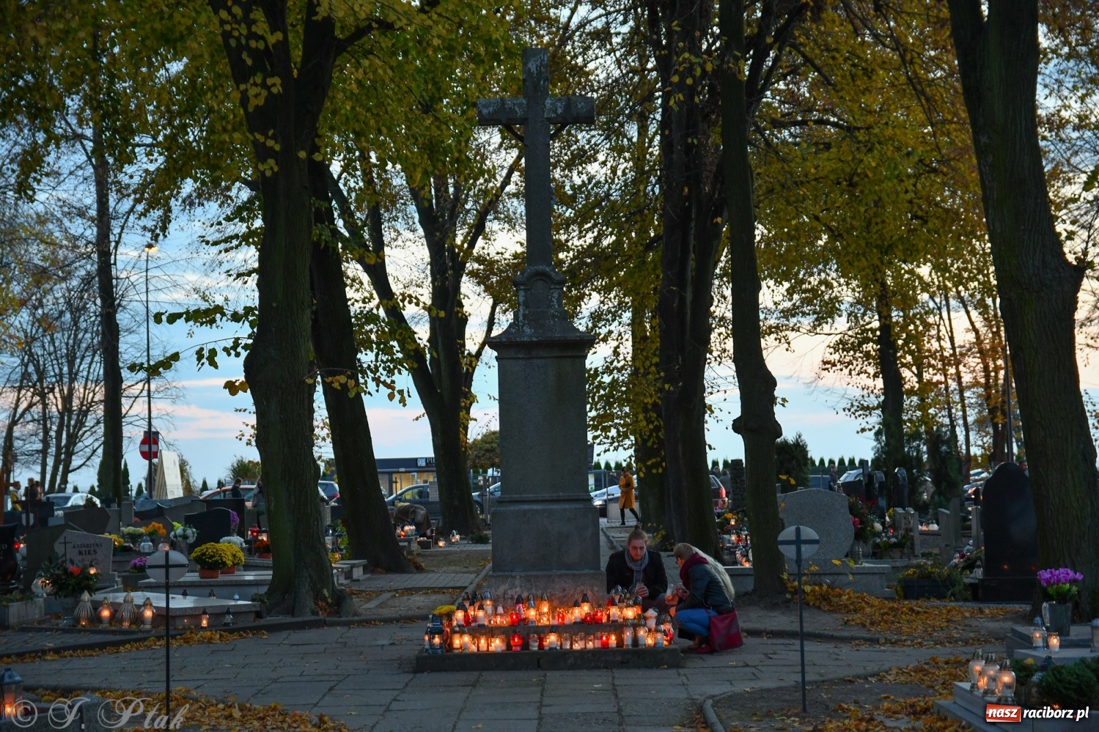 Zdjęcie w galerii na portalu naszraciborz.pl: Procesja na Wszystkich Świętych na cmentarzu Jeruzalem [WIDEO] wiadomości z regionu