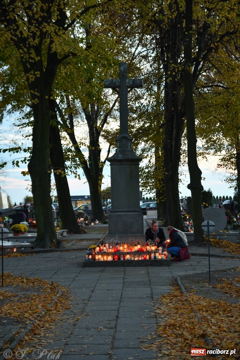 Zdjęcie w galerii na portalu naszraciborz.pl: Procesja na Wszystkich Świętych na cmentarzu Jeruzalem [WIDEO] wiadomości z regionu