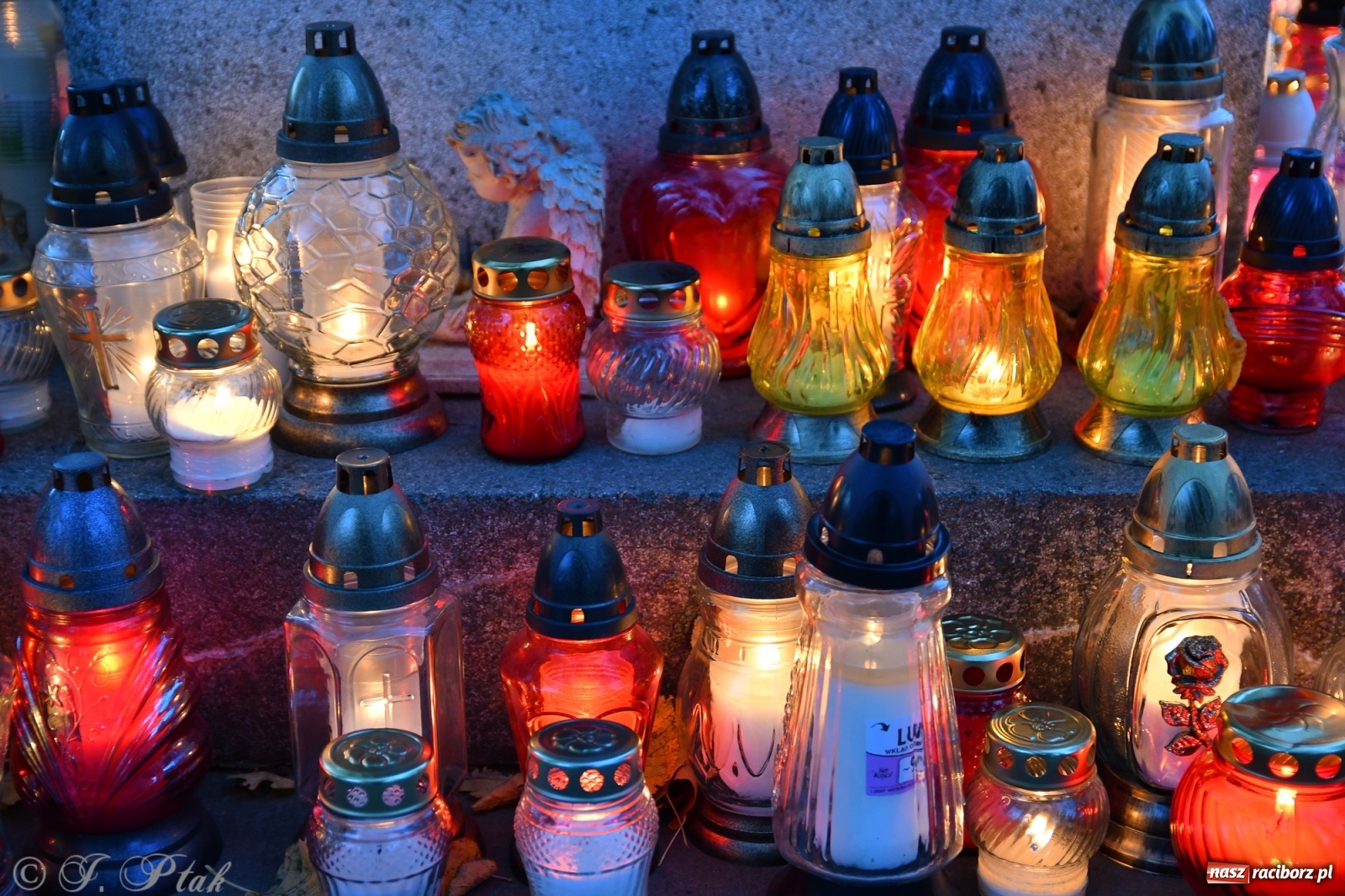 Zdjęcie w galerii na portalu naszraciborz.pl: Procesja na Wszystkich Świętych na cmentarzu Jeruzalem [WIDEO] wiadomości z regionu