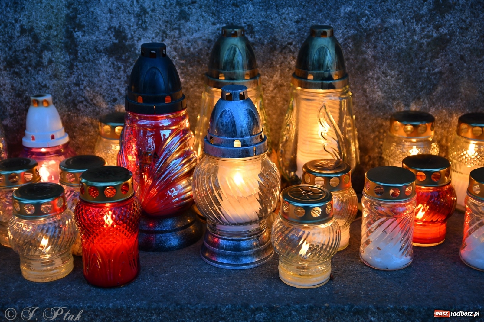 Zdjęcie w galerii na portalu naszraciborz.pl: Procesja na Wszystkich Świętych na cmentarzu Jeruzalem [WIDEO] wiadomości z regionu