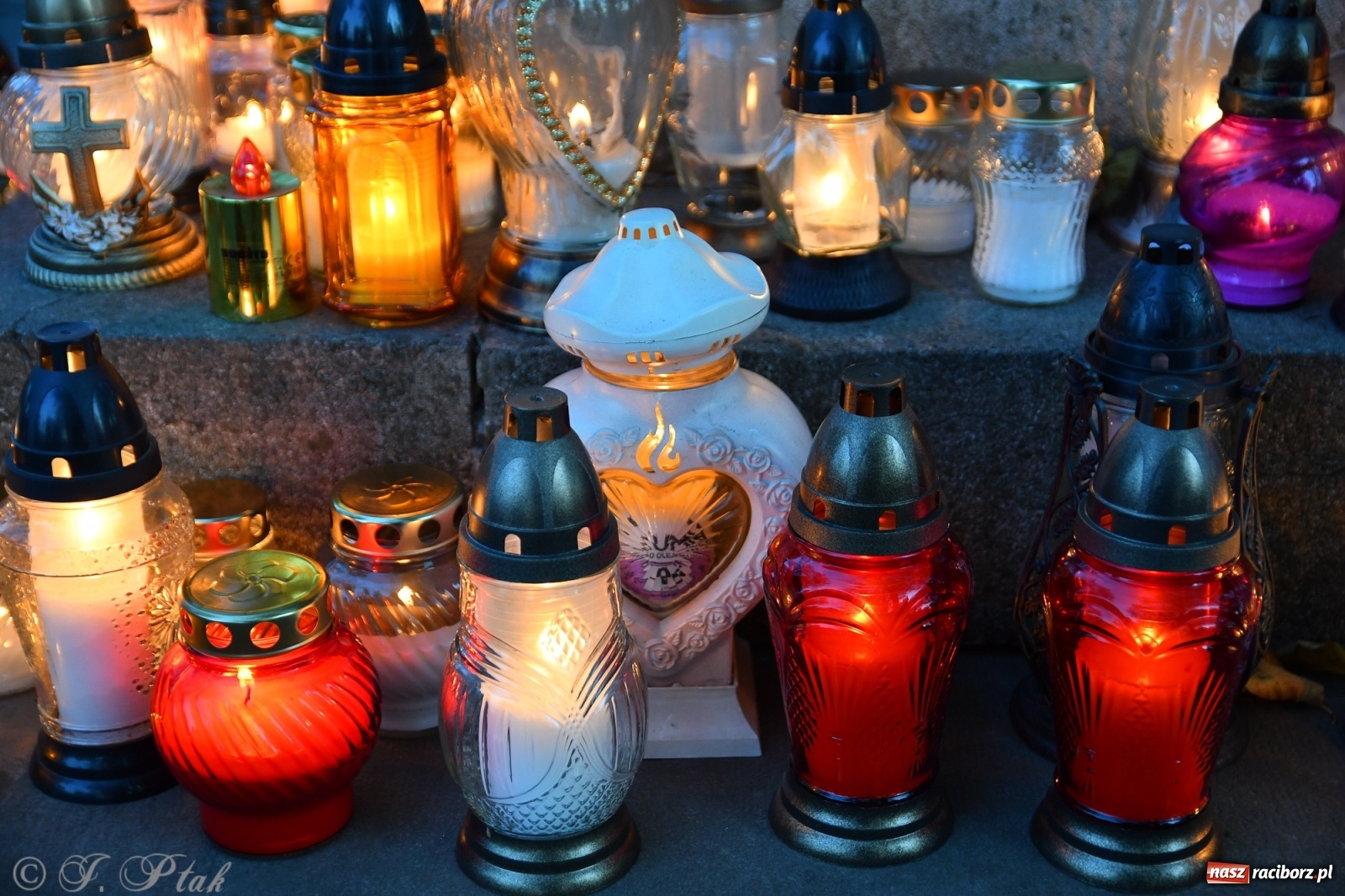 Zdjęcie w galerii na portalu naszraciborz.pl: Procesja na Wszystkich Świętych na cmentarzu Jeruzalem [WIDEO] wiadomości z regionu