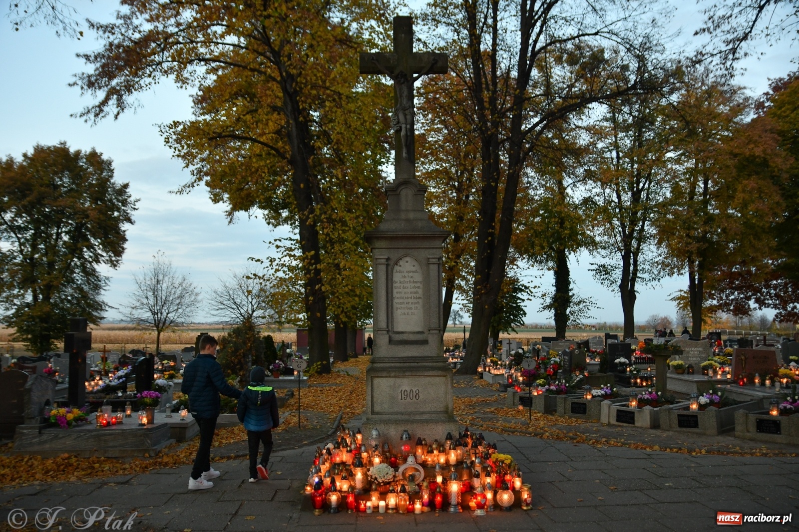 Zdjęcie w galerii na portalu naszraciborz.pl: Procesja na Wszystkich Świętych na cmentarzu Jeruzalem [WIDEO] wiadomości z regionu