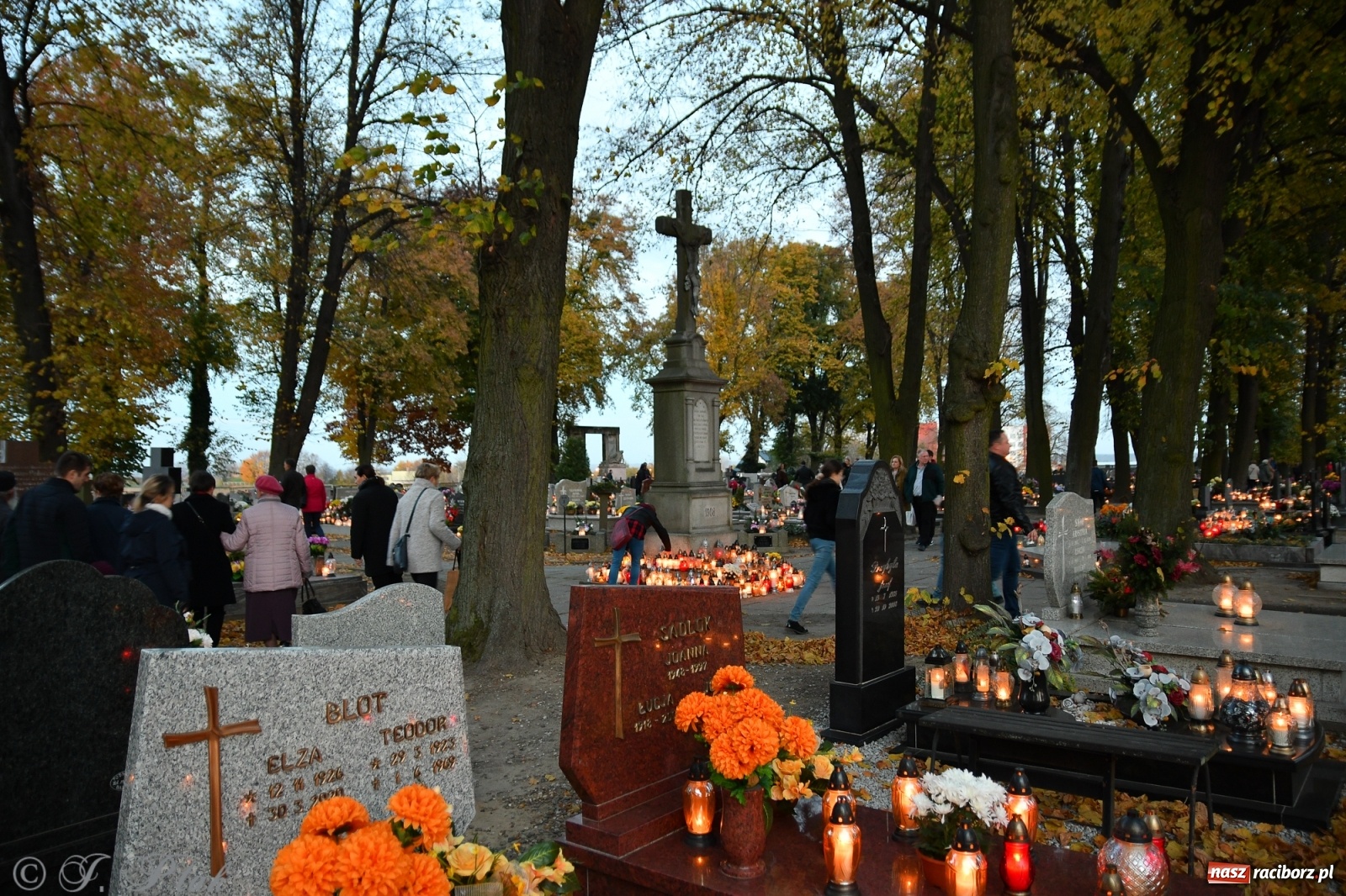 Zdjęcie w galerii na portalu naszraciborz.pl: Procesja na Wszystkich Świętych na cmentarzu Jeruzalem [WIDEO] wiadomości z regionu