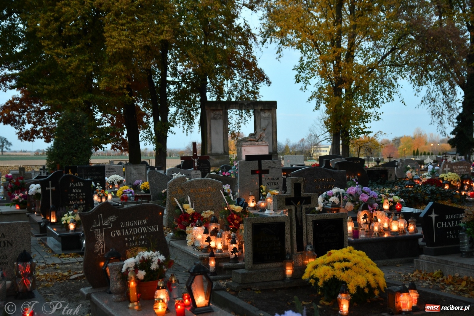 Zdjęcie w galerii na portalu naszraciborz.pl: Procesja na Wszystkich Świętych na cmentarzu Jeruzalem [WIDEO] wiadomości z regionu