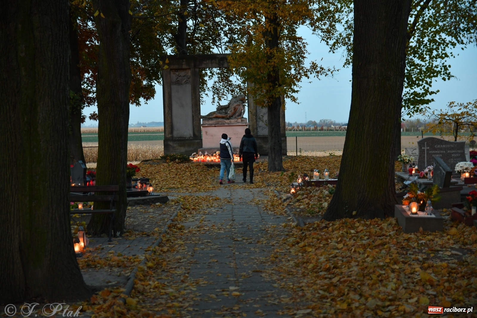 Zdjęcie w galerii na portalu naszraciborz.pl: Procesja na Wszystkich Świętych na cmentarzu Jeruzalem [WIDEO] wiadomości z regionu