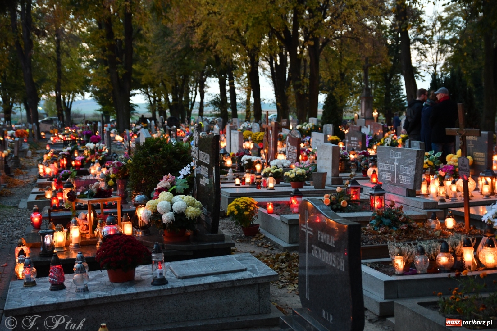 Zdjęcie w galerii na portalu naszraciborz.pl: Procesja na Wszystkich Świętych na cmentarzu Jeruzalem [WIDEO] wiadomości z regionu