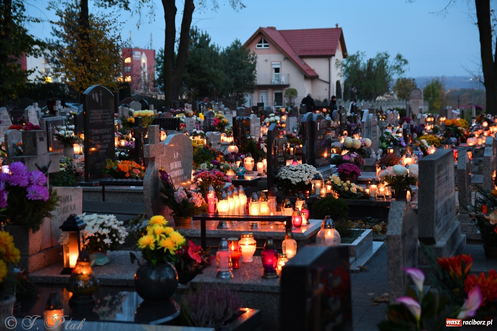 Zdjęcie w galerii na portalu naszraciborz.pl: Procesja na Wszystkich Świętych na cmentarzu Jeruzalem [WIDEO] wiadomości z regionu