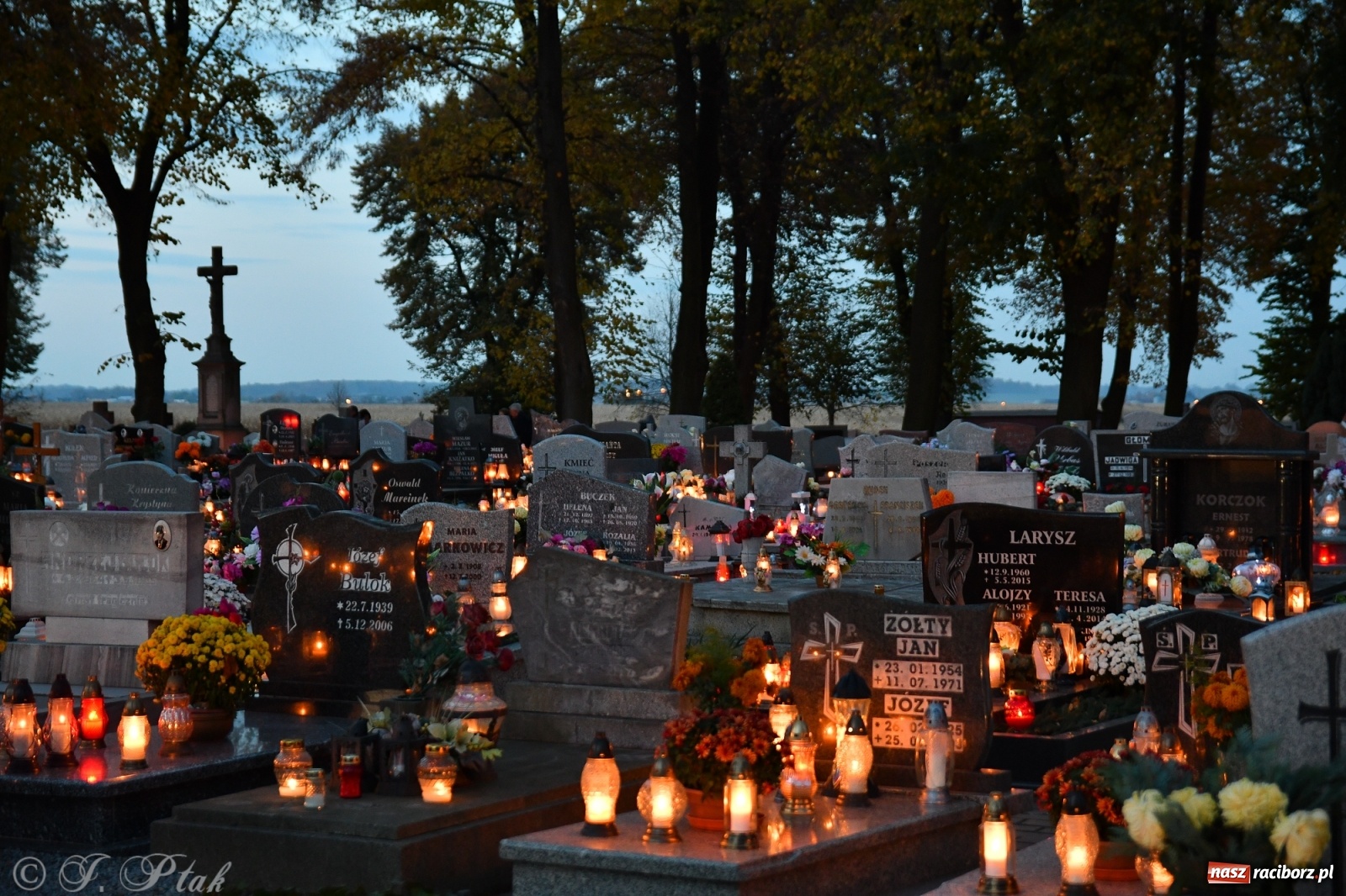 Zdjęcie w galerii na portalu naszraciborz.pl: Procesja na Wszystkich Świętych na cmentarzu Jeruzalem [WIDEO] wiadomości z regionu