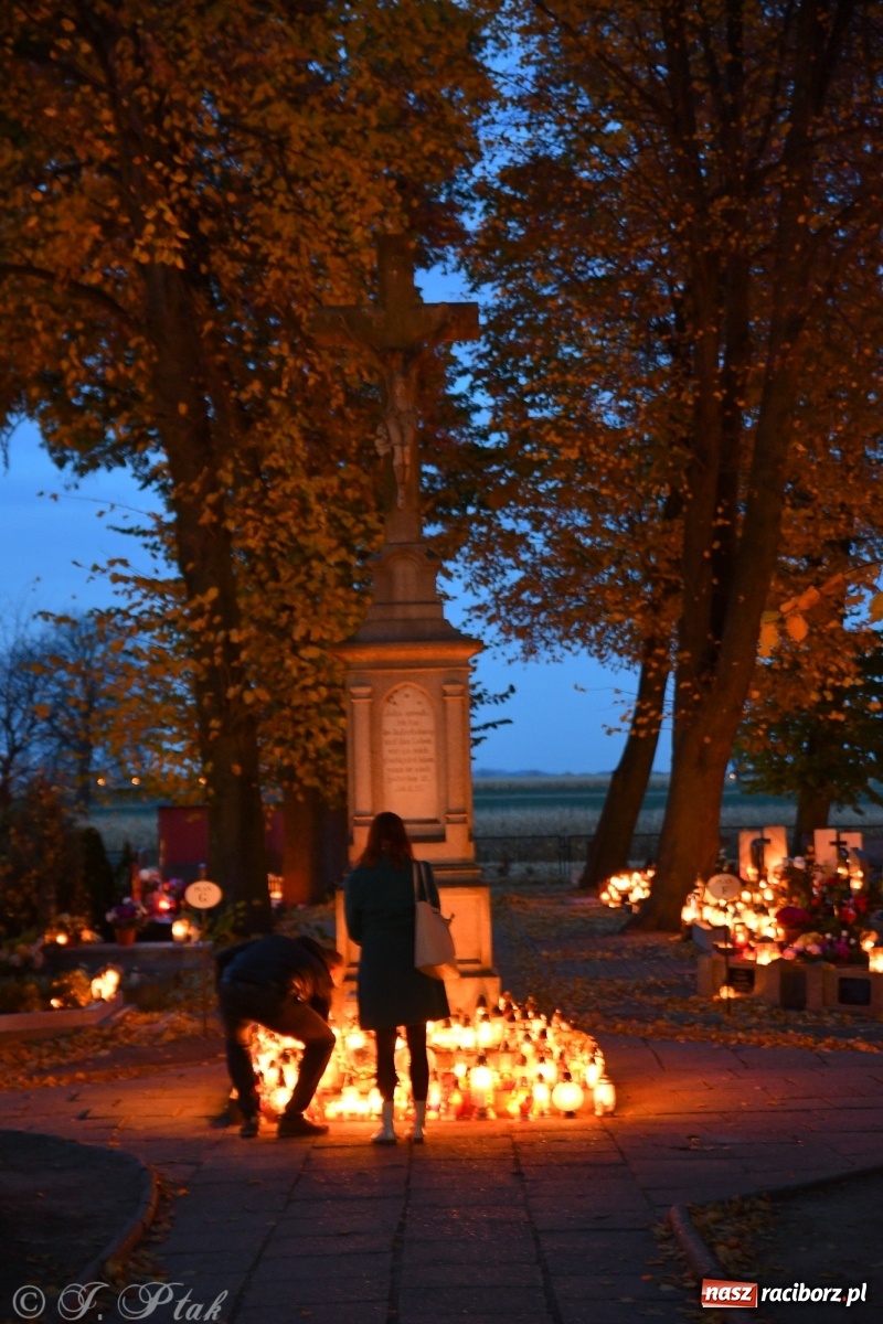 Zdjęcie w galerii na portalu naszraciborz.pl: Procesja na Wszystkich Świętych na cmentarzu Jeruzalem [WIDEO] wiadomości z regionu