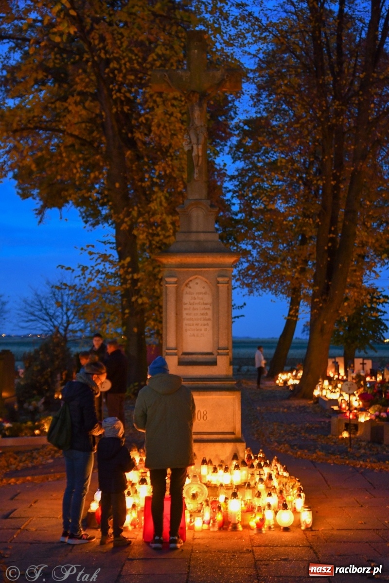 Zdjęcie w galerii na portalu naszraciborz.pl: Procesja na Wszystkich Świętych na cmentarzu Jeruzalem [WIDEO] wiadomości z regionu