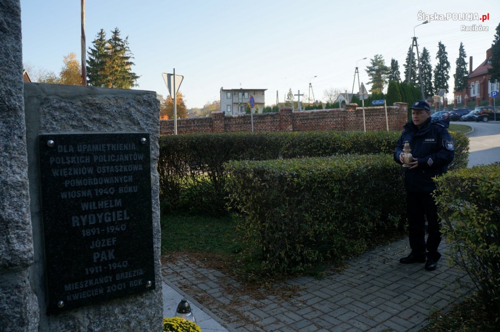 Zdjęcie w galerii na portalu naszraciborz.pl: Raciborski komendant oddał hołd poległym policjantom wiadomości z regionu
