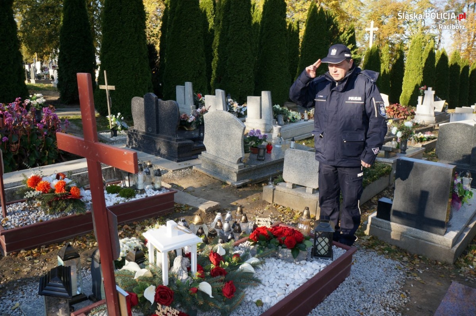 Zdjęcie w galerii na portalu naszraciborz.pl: Raciborski komendant oddał hołd poległym policjantom wiadomości z regionu