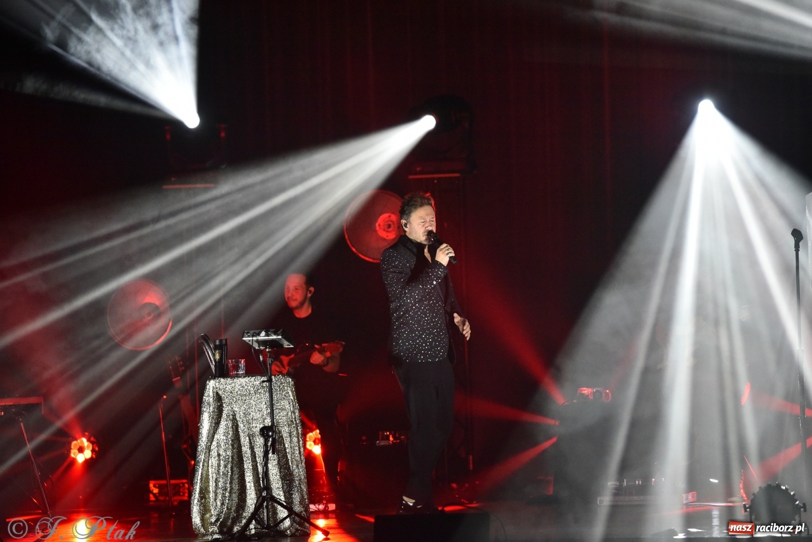 Zdjęcie w galerii na portalu naszraciborz.pl: Andrzej Piaseczny - akustycznie w RCK wiadomości z regionu