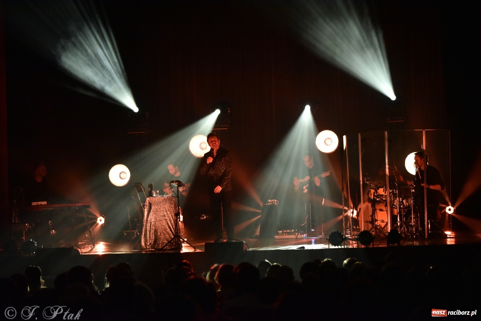 Zdjęcie w galerii na portalu naszraciborz.pl: Andrzej Piaseczny - akustycznie w RCK wiadomości z regionu