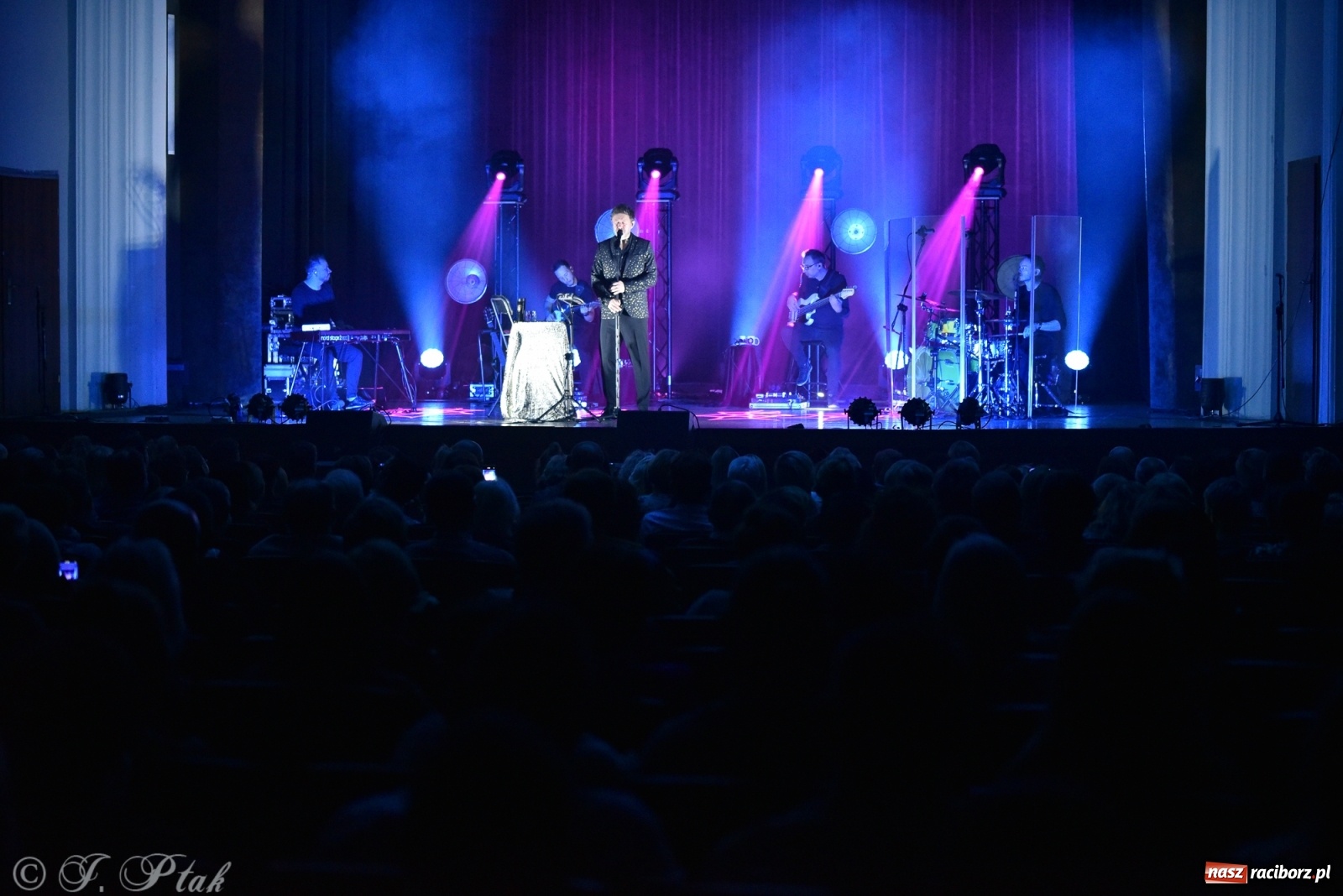 Zdjęcie w galerii na portalu naszraciborz.pl: Andrzej Piaseczny - akustycznie w RCK wiadomości z regionu