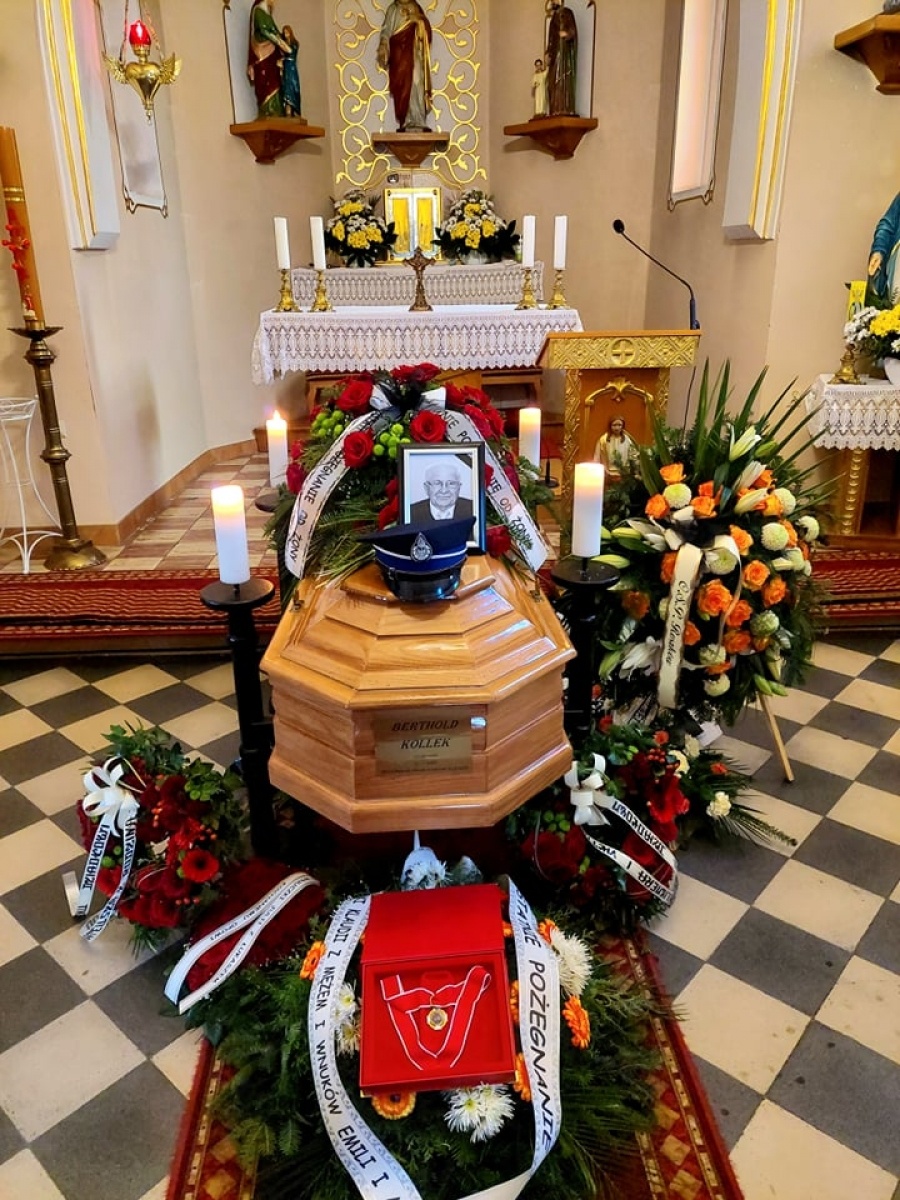 Zdjęcie w galerii na portalu naszraciborz.pl: Ostatnie pożegnanie śp. Bertholda Kollka, wieloletniego naczelnika OSP Roszków wiadomości z regionu