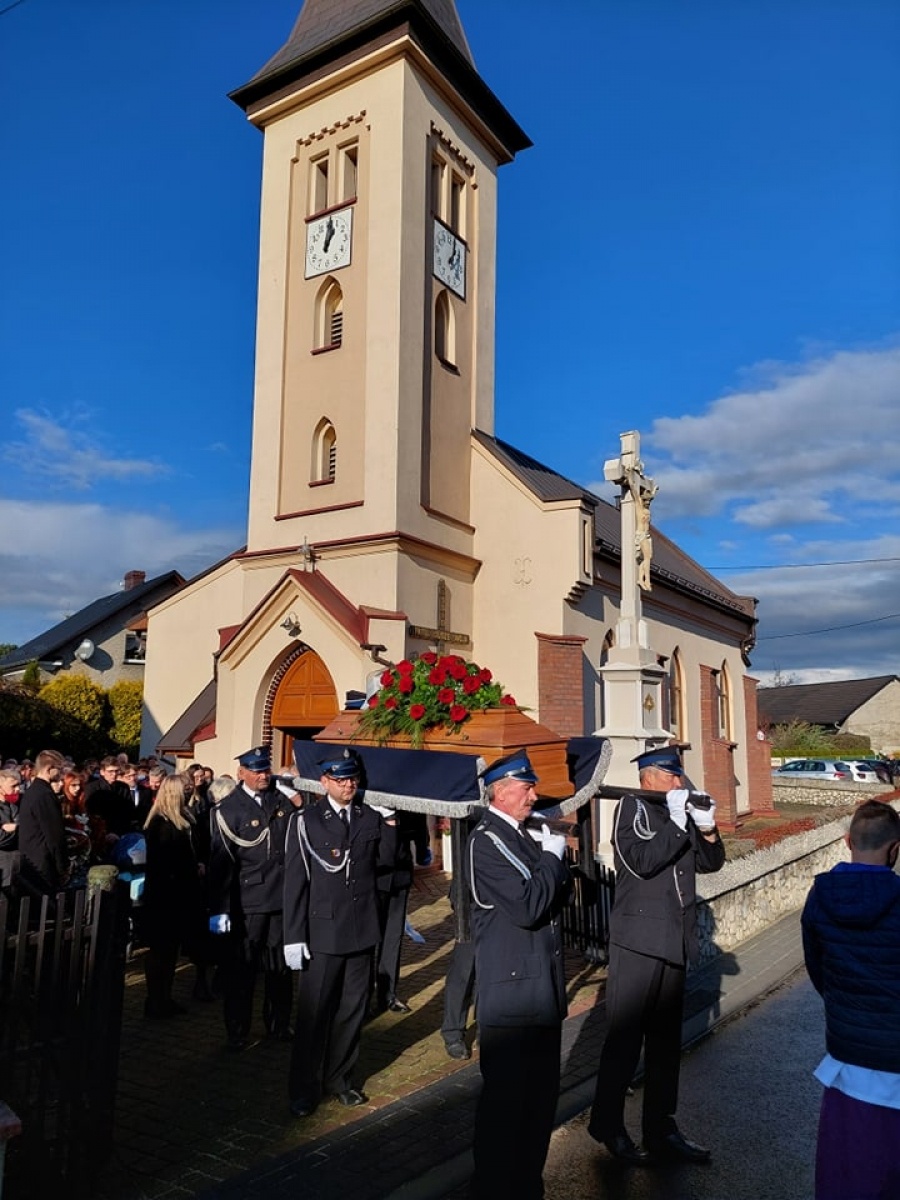 Zdjęcie w galerii na portalu naszraciborz.pl: Ostatnie pożegnanie śp. Bertholda Kollka, wieloletniego naczelnika OSP Roszków wiadomości z regionu