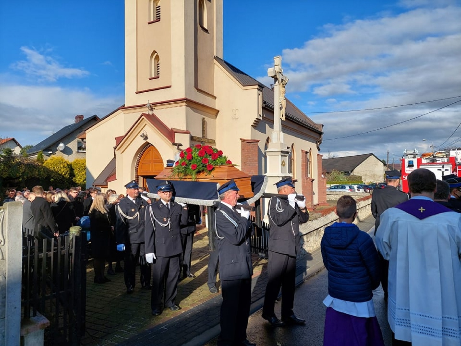 Zdjęcie w galerii na portalu naszraciborz.pl: Ostatnie pożegnanie śp. Bertholda Kollka, wieloletniego naczelnika OSP Roszków wiadomości z regionu