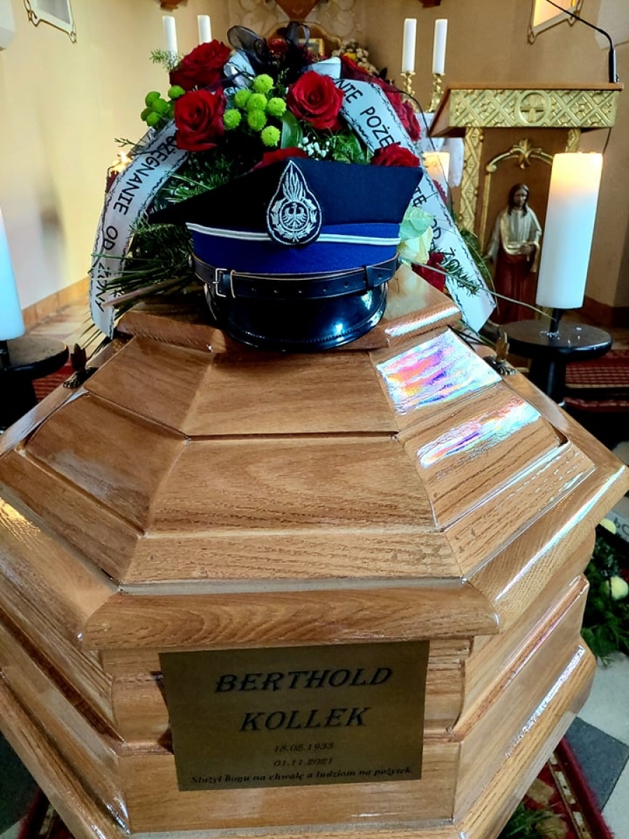 Zdjęcie w galerii na portalu naszraciborz.pl: Ostatnie pożegnanie śp. Bertholda Kollka, wieloletniego naczelnika OSP Roszków wiadomości z regionu