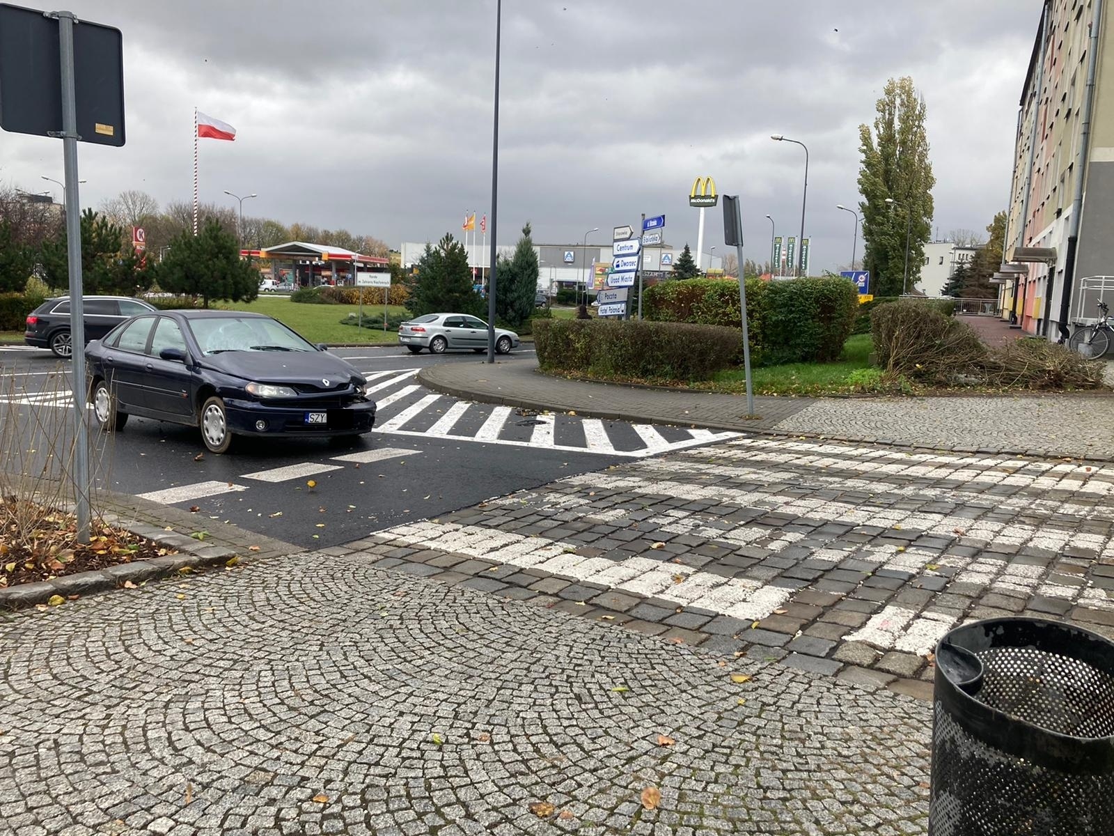 Zdjęcie w galerii na portalu naszraciborz.pl: Zderzenie na rondzie. Ford zatrzymał się na schodach przy Odrzańskiej wiadomości z regionu