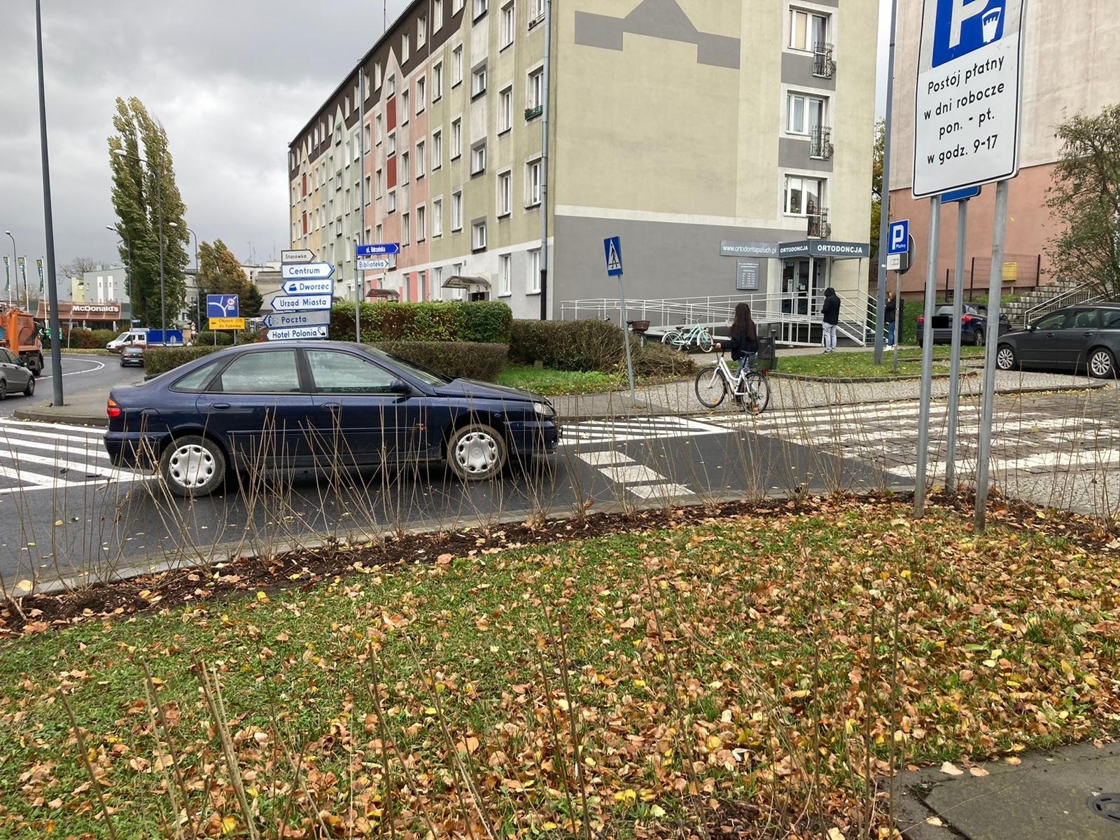 Zdjęcie w galerii na portalu naszraciborz.pl: Zderzenie na rondzie. Ford zatrzymał się na schodach przy Odrzańskiej wiadomości z regionu