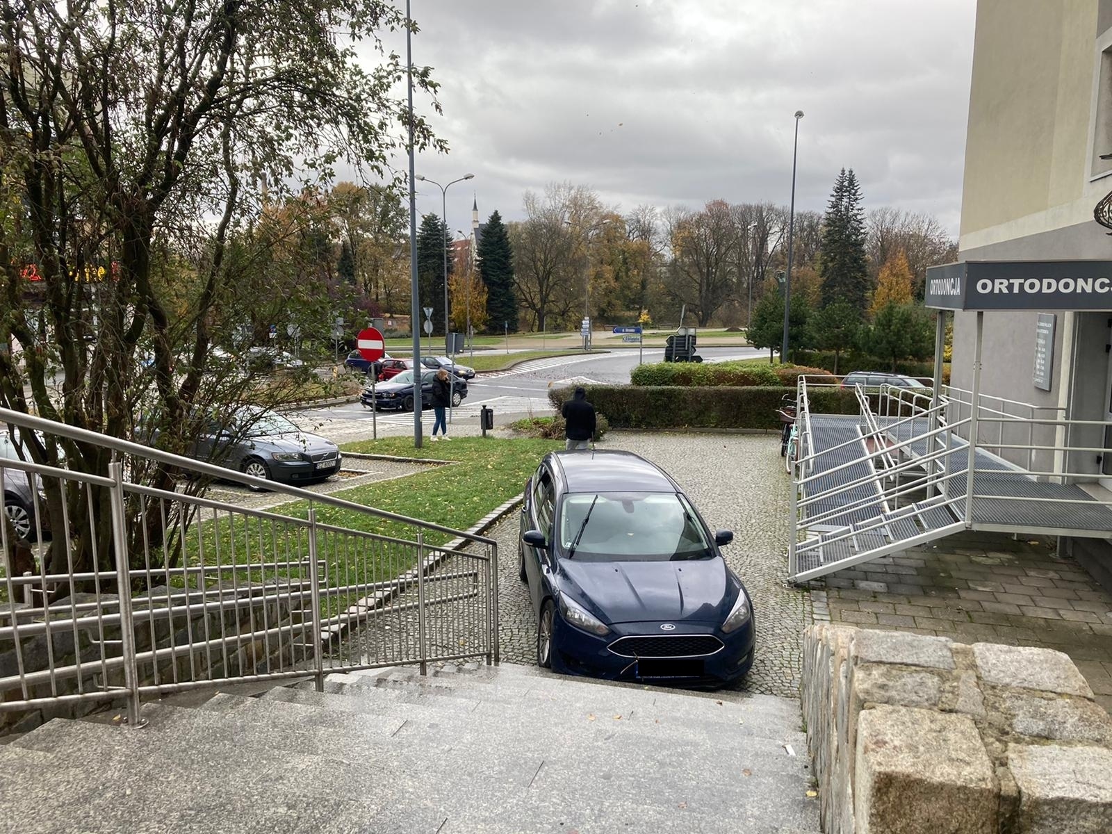 Zdjęcie w galerii na portalu naszraciborz.pl: Zderzenie na rondzie. Ford zatrzymał się na schodach przy Odrzańskiej wiadomości z regionu