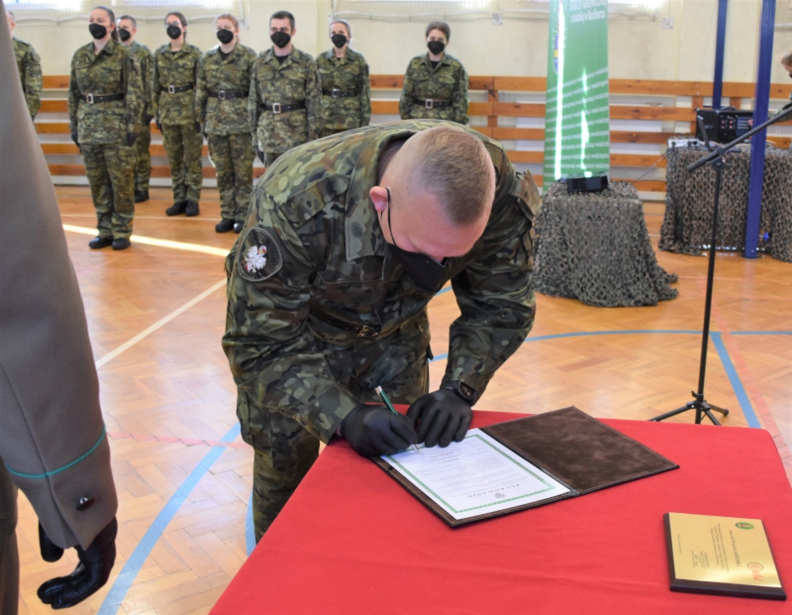 Zdjęcie w galerii na portalu naszraciborz.pl: Wyjątkowe ślubowanie u śląskich pograniczników w Raciborzu wiadomości z regionu