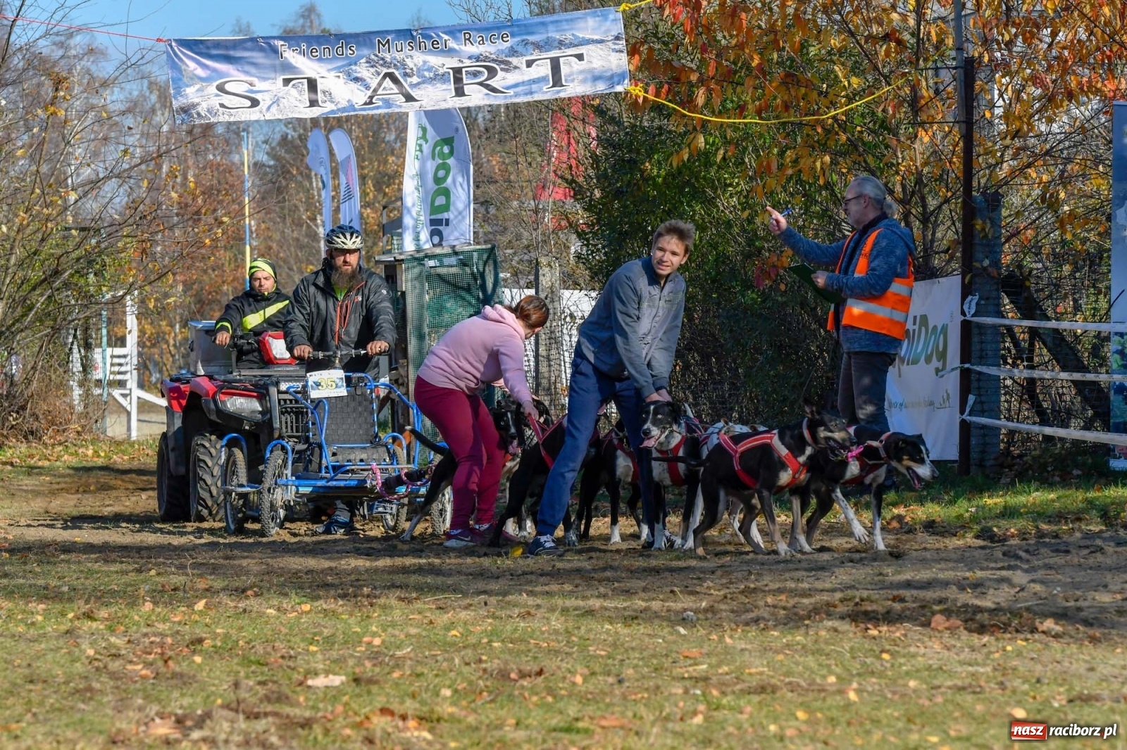 Zdjęcie w galerii na portalu naszraciborz.pl: Kuźnia Raciborska. Międzynarodowe Wyścigi Psich Zaprzęgów SZCZEKOWYJE wiadomości z regionu