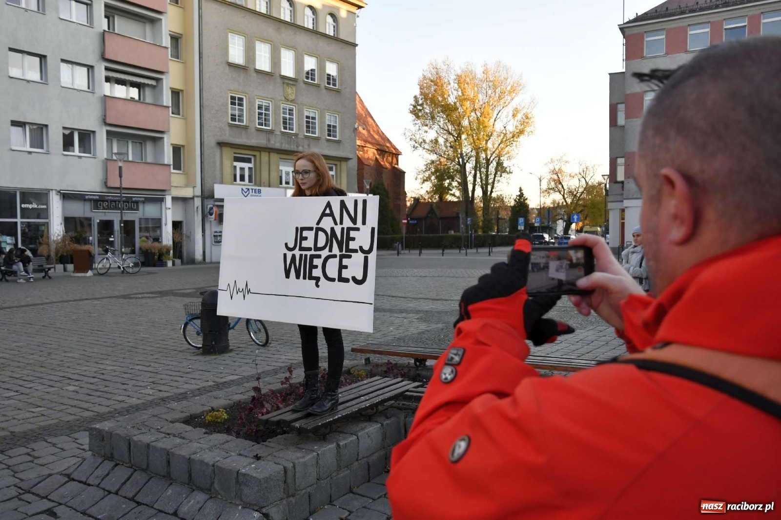 Zdjęcie w galerii na portalu naszraciborz.pl: Ani jednej więcej! Marsz dla Izy. Racibórz dołączył do protestu [LIVE, FOTO, WIDEO] wiadomości z regionu