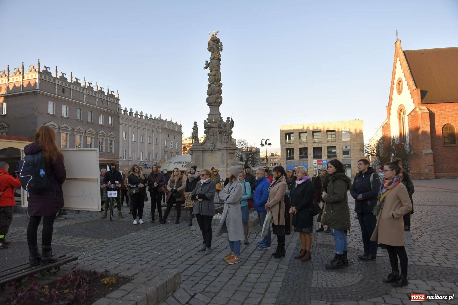 Zdjęcie w galerii na portalu naszraciborz.pl: Ani jednej więcej! Marsz dla Izy. Racibórz dołączył do protestu [LIVE, FOTO, WIDEO] wiadomości z regionu